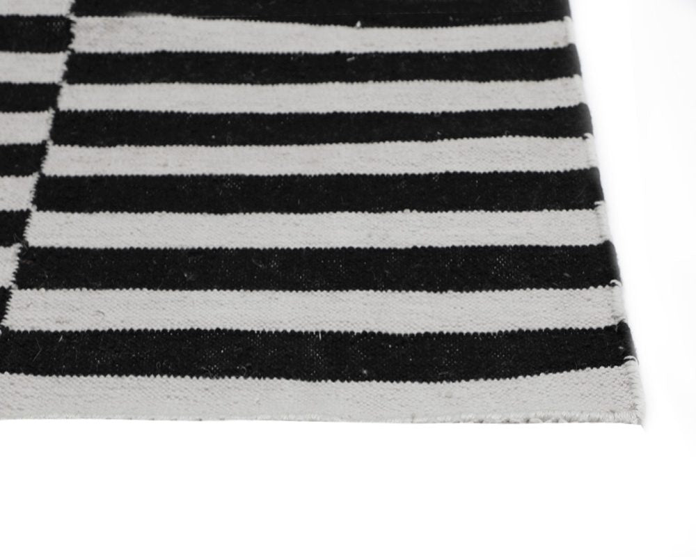 Zigby Hand-Woven Rug - Black / Ivory - 6' X 9'