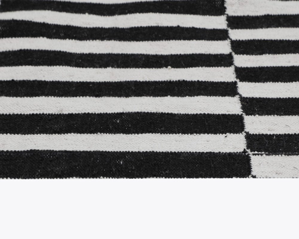 Zigby Hand-Woven Rug - Black / Ivory - 8' X 10'